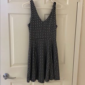 Black/white sleeveless Dress.